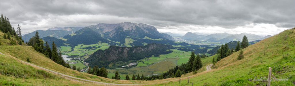 Výhled na údolí a hory kolem Walchsee a Kufsteinu