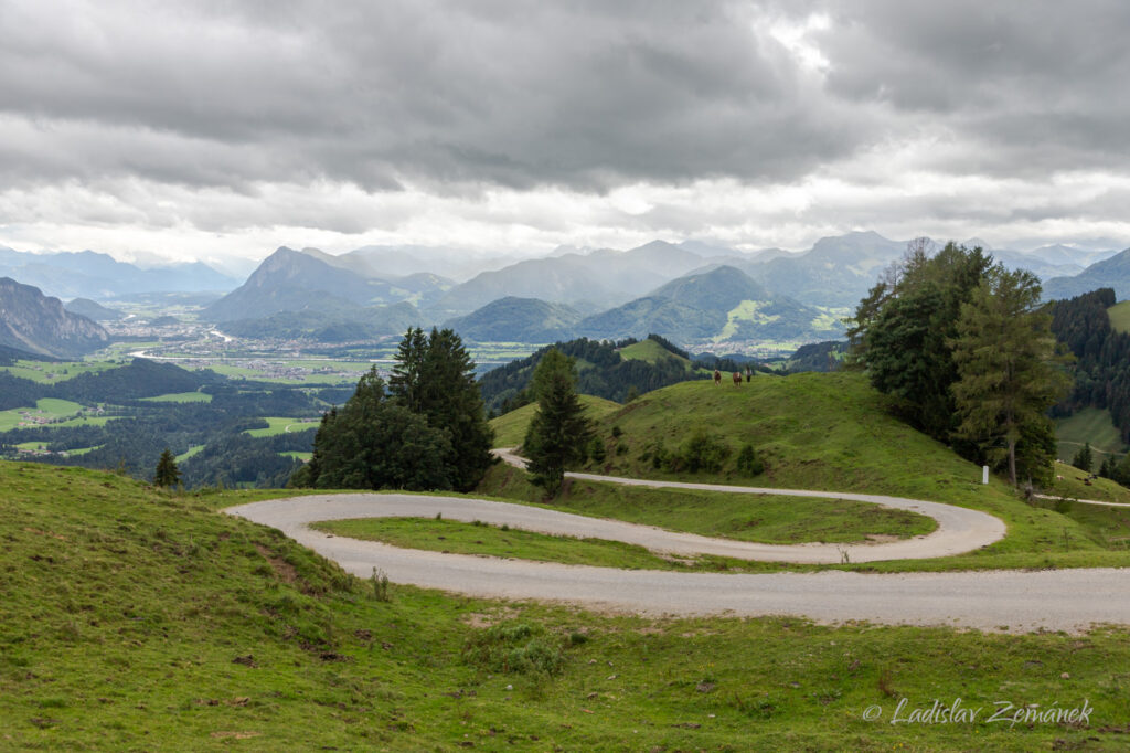 Výhled na cestu a hory kolem Kufsteinu