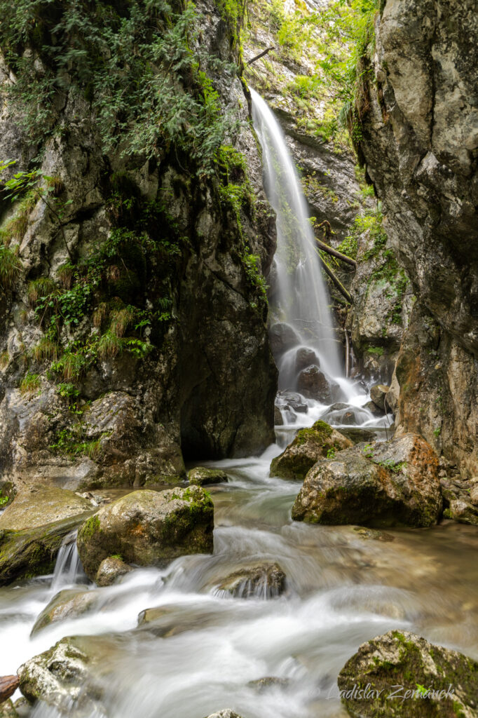 vodopád mezi skalami