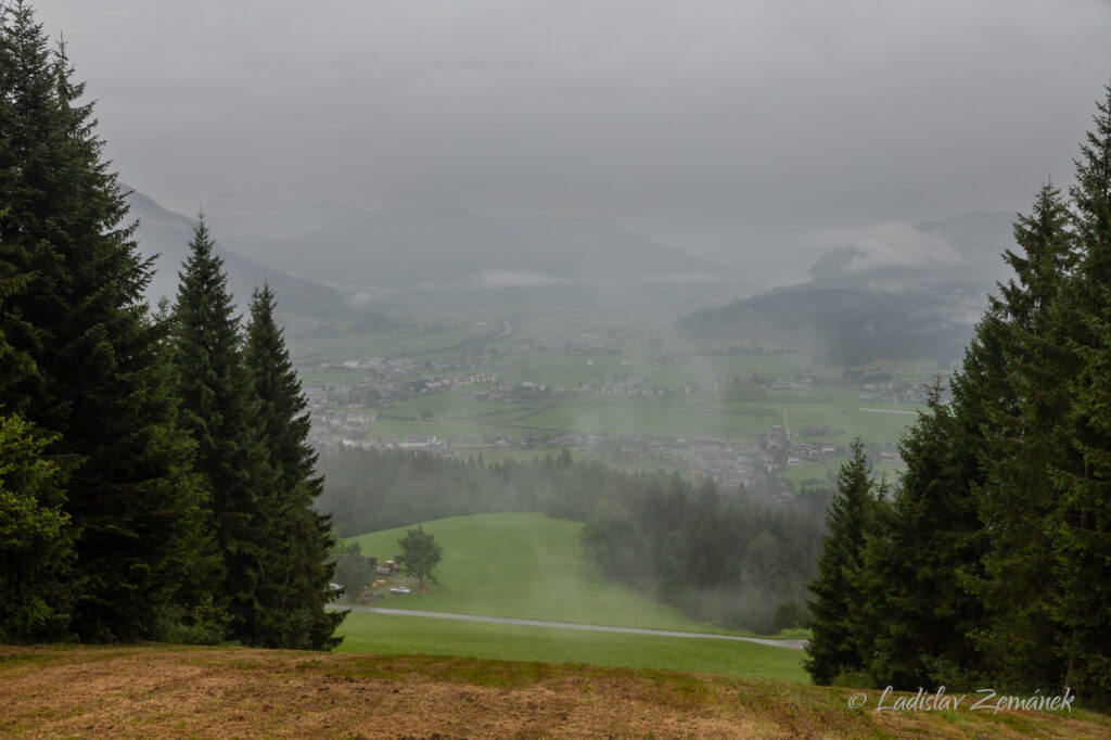 výhled do údolí u St. Johann in Tirol