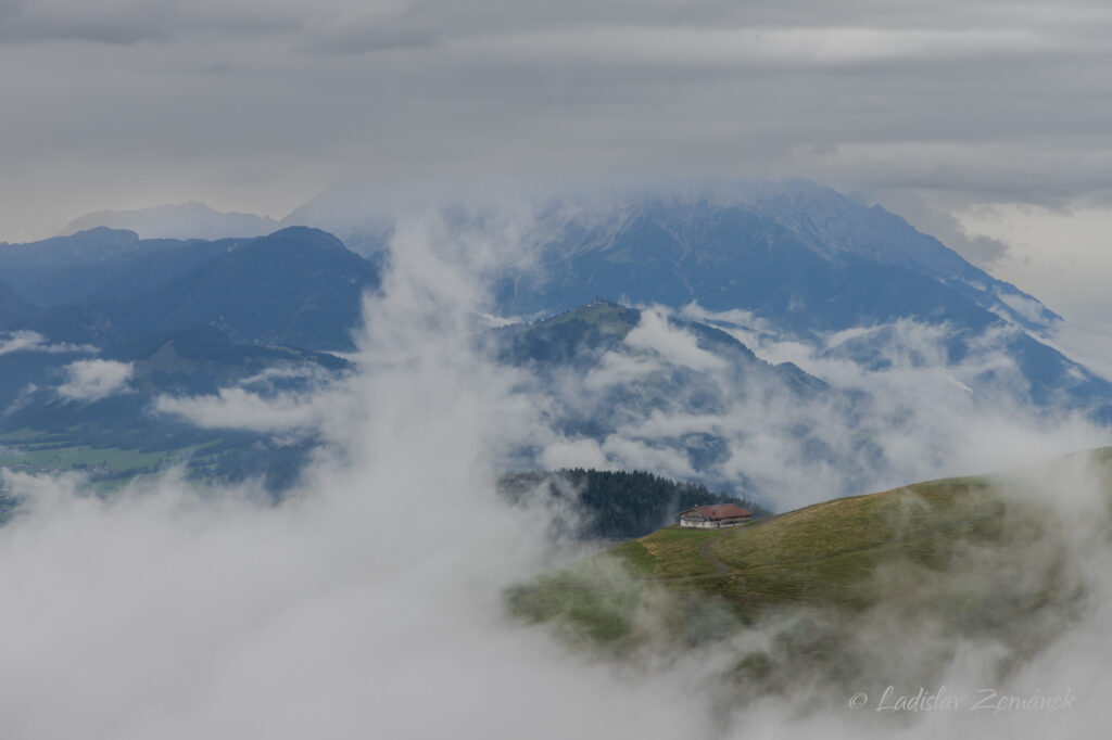 Cesta na Harschbichl - výhled a stoupající mraky