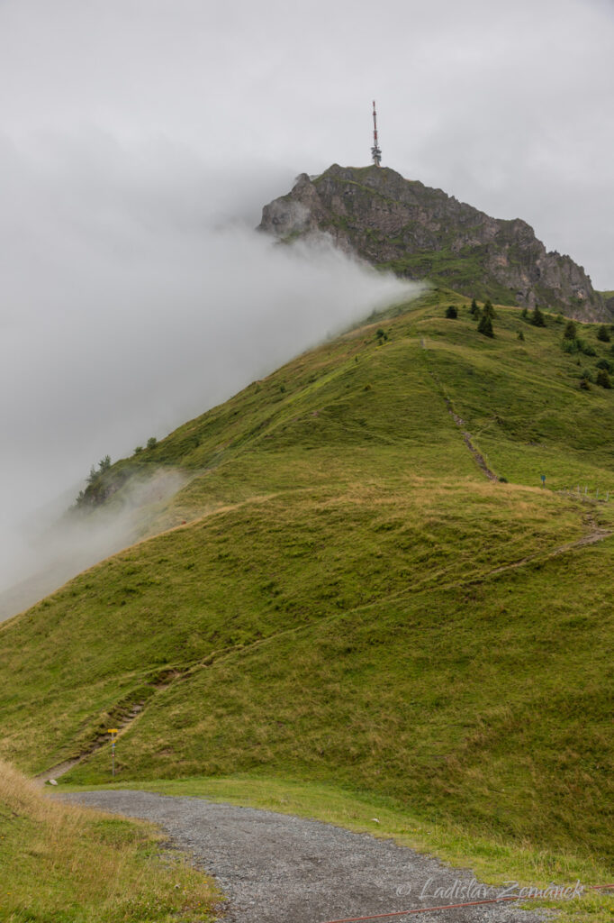 Cesta na Harschbichl - výhled na Kitzbüheler Horn a stoupající mraky
