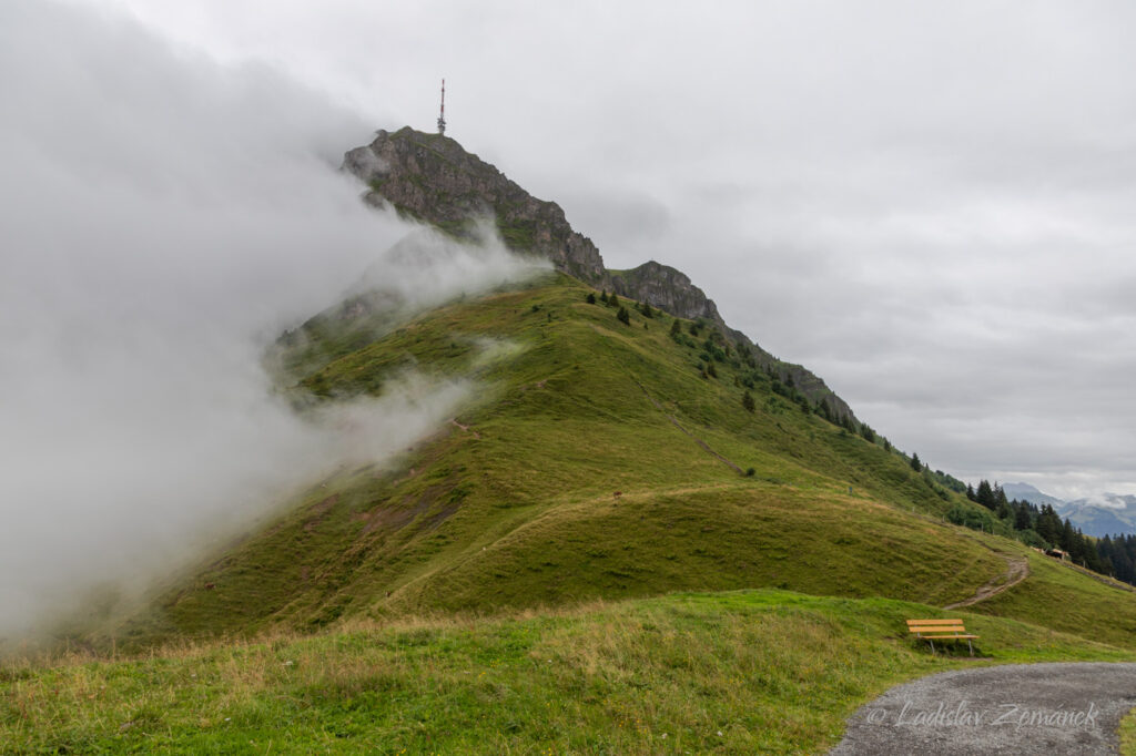 Cesta na Harschbichl - výhled na Kitzbüheler Horn a stoupající mraky