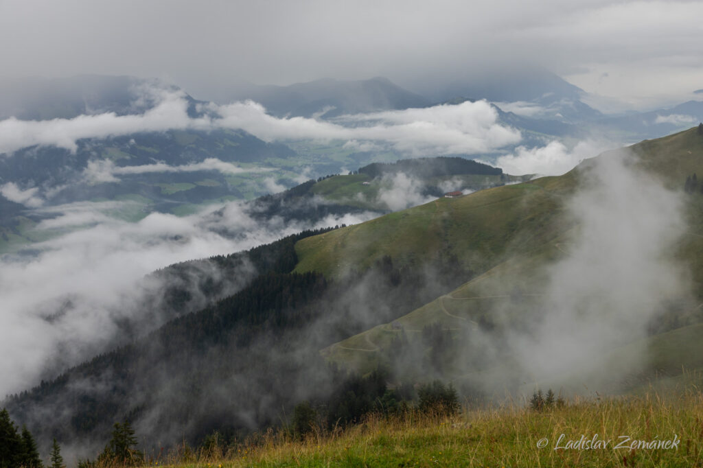 Cesta na Harschbichl - výhled a stoupající mraky