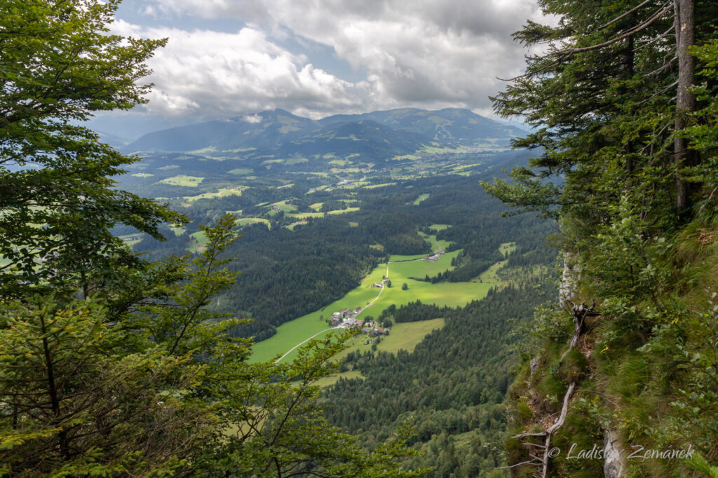 Niederkaiser - skalní stěna a výhled do údolí