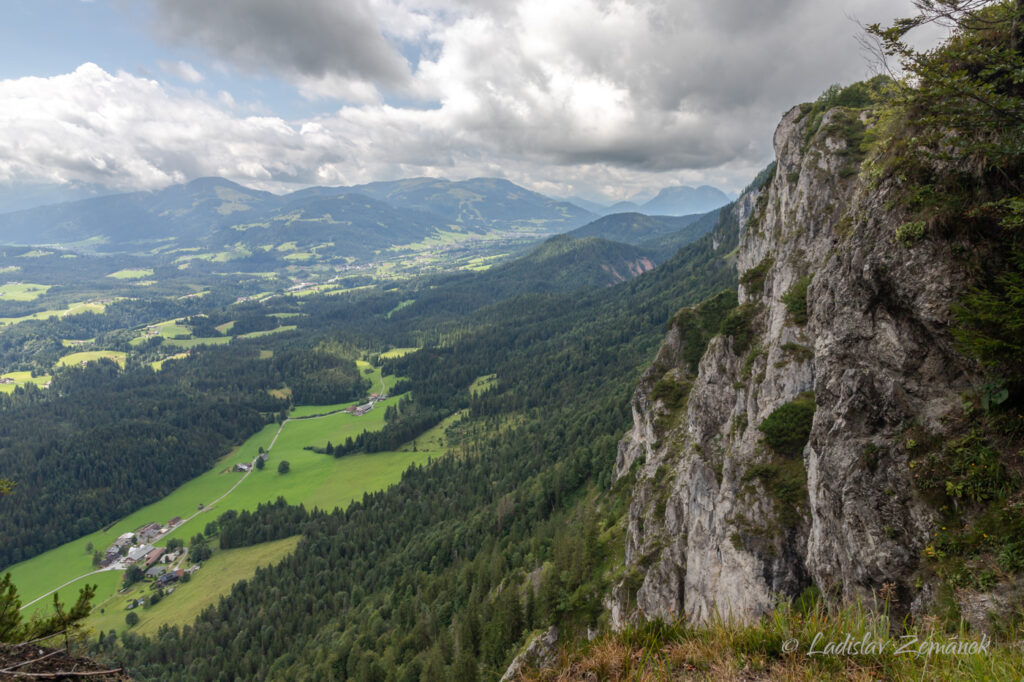 Niederkaiser - skalní stěna a výhled do údolí