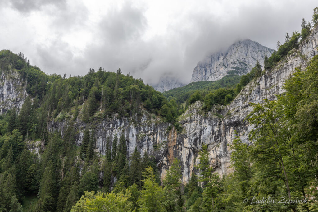 Vodopád Schleierfall splývá z dálky se skalami
