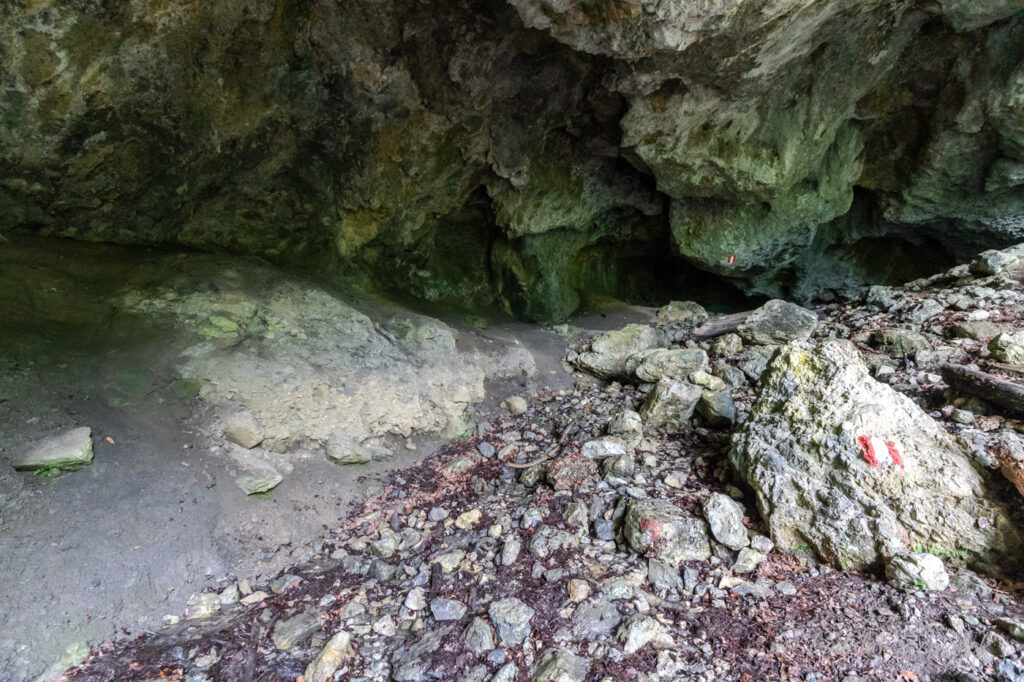 Stezka vede potokem na okraji jeskyně
