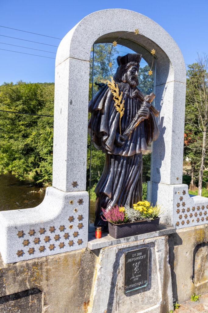 Čepice - most - skleněná socha sv. Jana Nepomuckého
