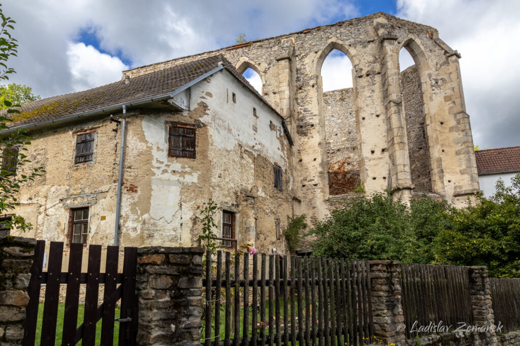 Kuklov - Nedostavěný klášter pavlánů s kostelem sv. Ondřeje
