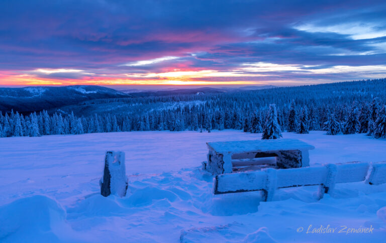 Vosecká bouda v zimě - lavička, západ slunce a červánky