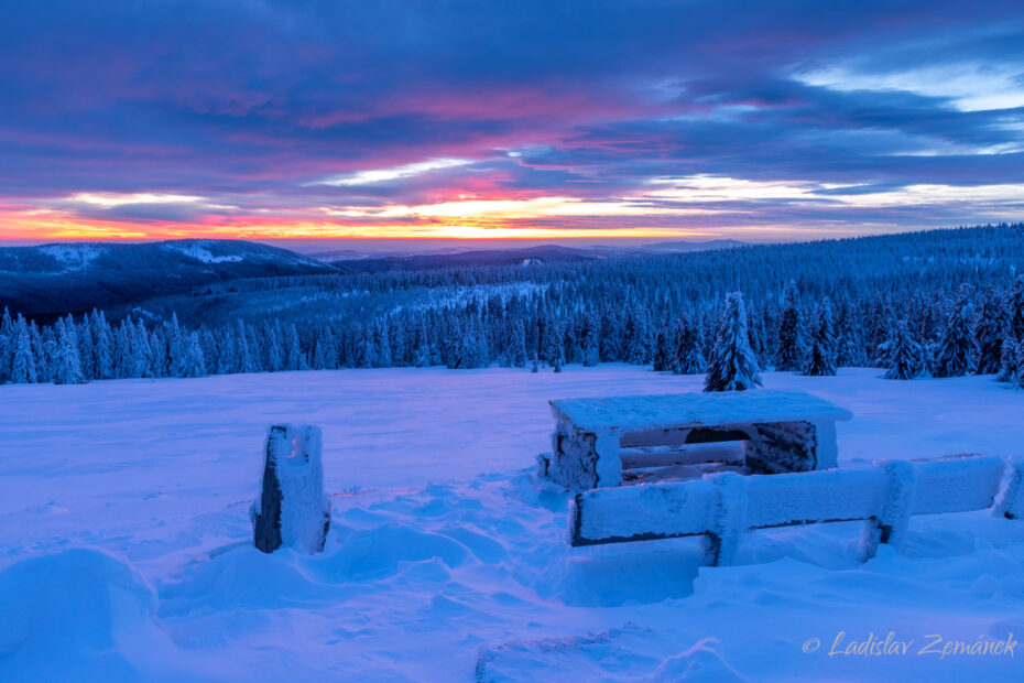 Vosecká bouda v zimě - lavička, západ slunce a červánky